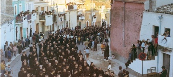 Processione di San Pio che attraversa il centro storico