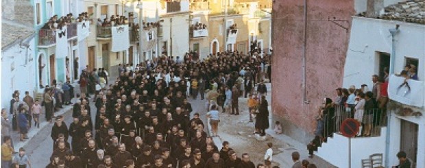 Processione di San Pio che attraversa il centro storico